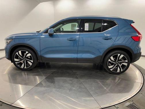 2023 Volvo XC40 B5 Ultimate Bright Theme