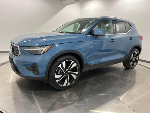 2023 Volvo XC40 B5 Ultimate Bright Theme