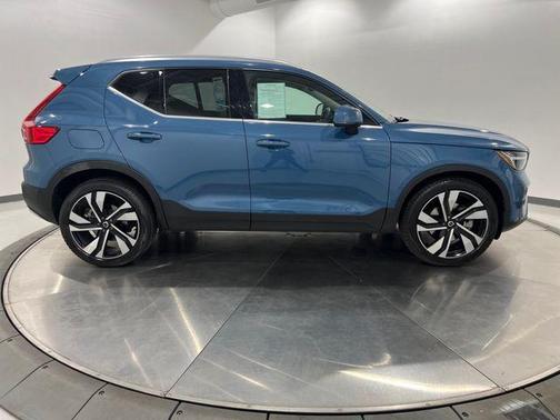2023 Volvo XC40 B5 Ultimate Bright Theme