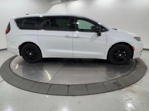 Bright White Clearcoat 2026 Chrysler Pacifica L