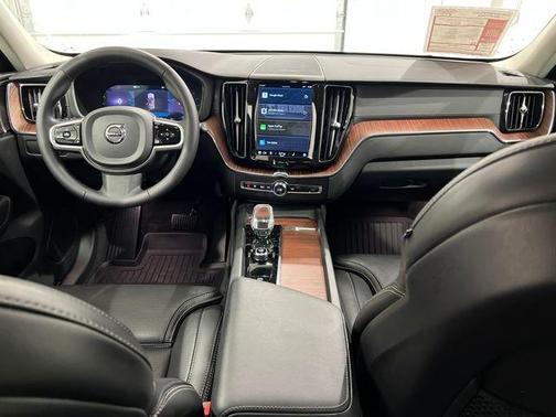 2023 Volvo XC60 B6 Ultimate Bright Theme