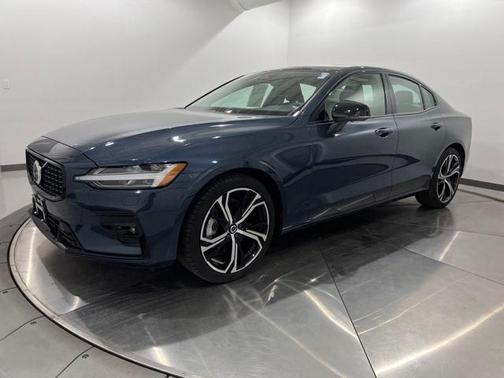 2024 Volvo S60 B5 Plus Dark Theme