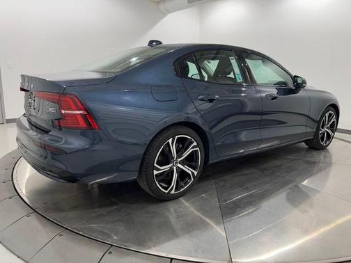 2024 Volvo S60 B5 Plus Dark Theme