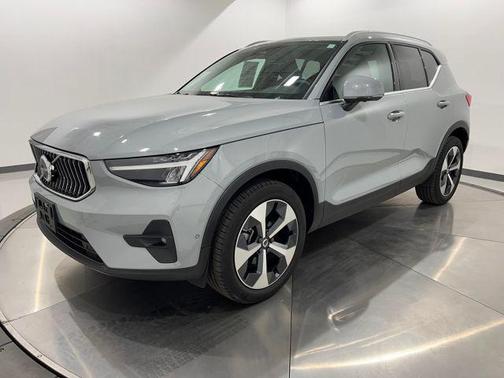 2025 Volvo XC40 B5 Plus Bright Theme