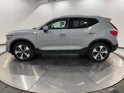 2025 Volvo XC40 B5 Plus Bright Theme