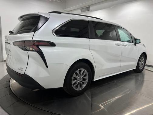 2023 Toyota Sienna XLE 7 Passenger