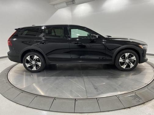 2024 Volvo V60 Cross Country B5 Plus