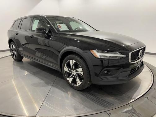 2024 Volvo V60 Cross Country B5 Plus