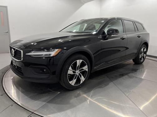 2024 Volvo V60 Cross Country B5 Plus
