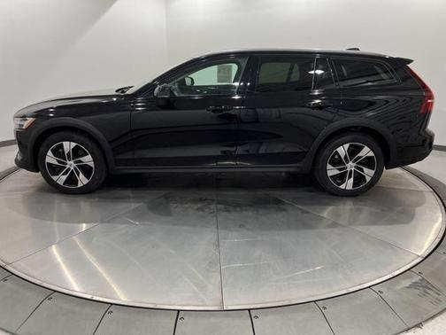 2024 Volvo V60 Cross Country B5 Plus