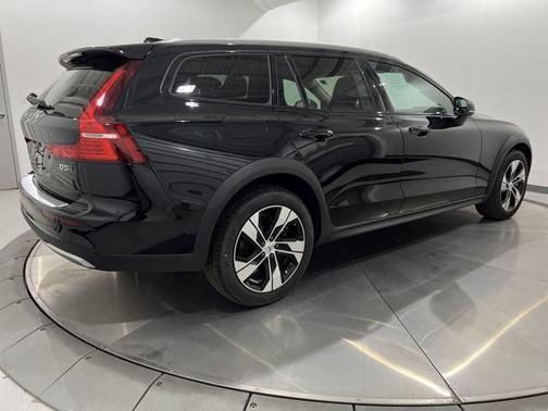 2024 Volvo V60 Cross Country B5 Plus
