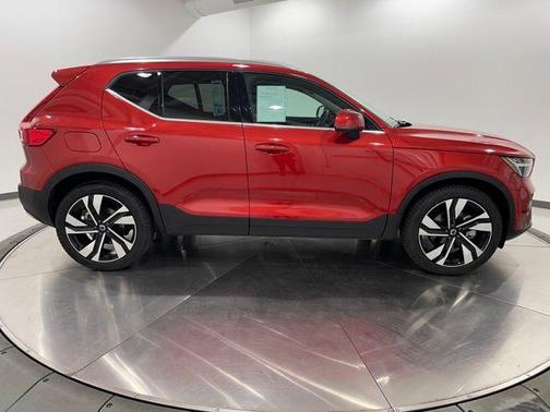 2025 Volvo XC40 B5 Plus Bright Theme