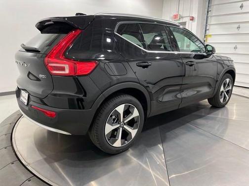 2025 Volvo XC40 B5 Core Bright Theme