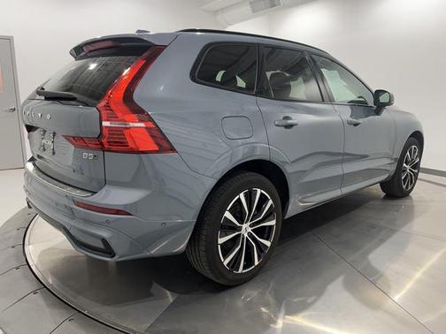 2023 Volvo XC60 B5 Plus Dark Theme