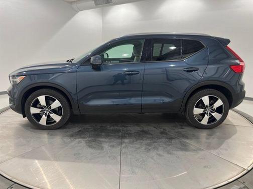2021 Volvo XC40 T5 Momentum