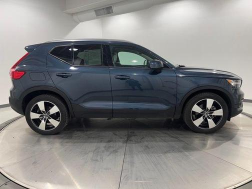 2021 Volvo XC40 T5 Momentum