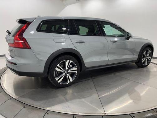2024 Volvo V60 Cross Country B5 Plus