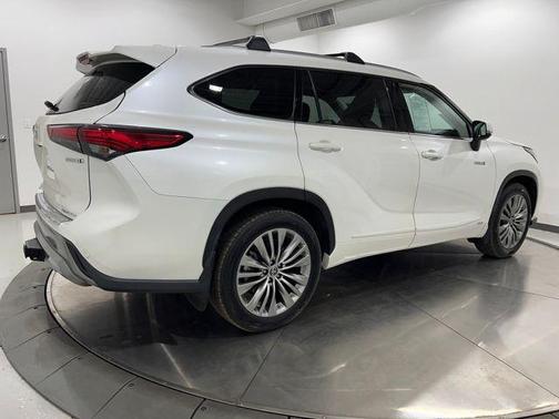 2021 Toyota Highlander Hybrid Platinum