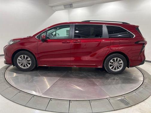 2023 Toyota Sienna LE