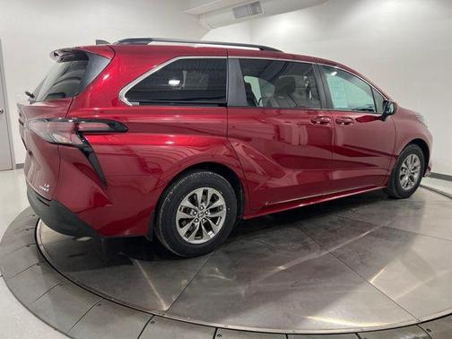 2023 Toyota Sienna LE