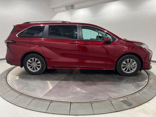 2023 Toyota Sienna LE
