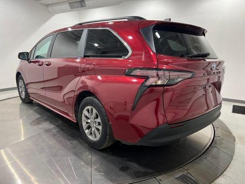2023 Toyota Sienna LE