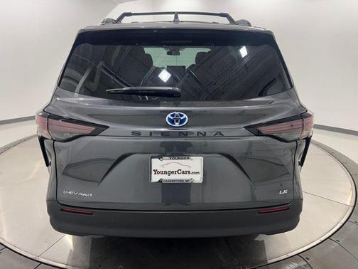 2025 Toyota Sienna LE