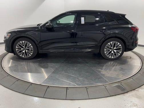 Mythos Black Metallic 2024 Audi Q8 e-tron Prestige