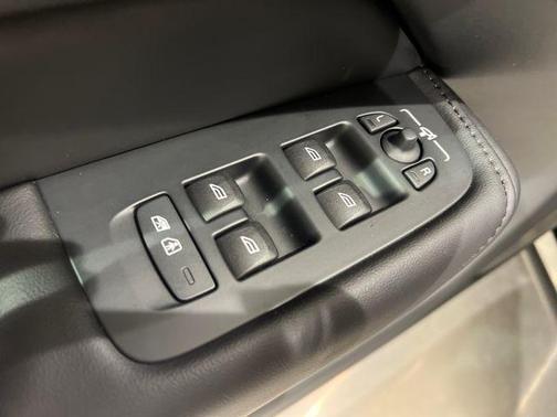 2023 Volvo XC60 Recharge Plug-In Hybrid T8 Plus Bright Theme