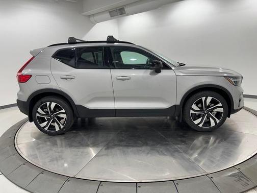 2025 Volvo XC40 B5 Plus Dark Theme