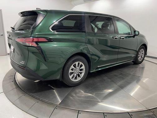 2021 Toyota Sienna XLE 8 Passenger