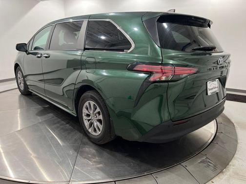 2021 Toyota Sienna XLE 8 Passenger