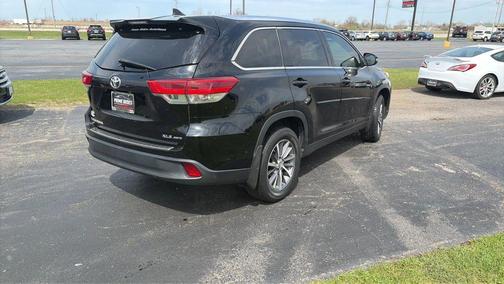 Midnight Black Metallic 2019 Toyota Highlander XLE