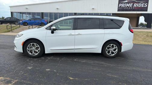 Bright White Clearcoat 2023 Chrysler Pacifica Limited