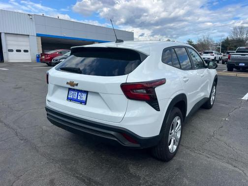 Summit White 2025 Chevrolet Trax LS