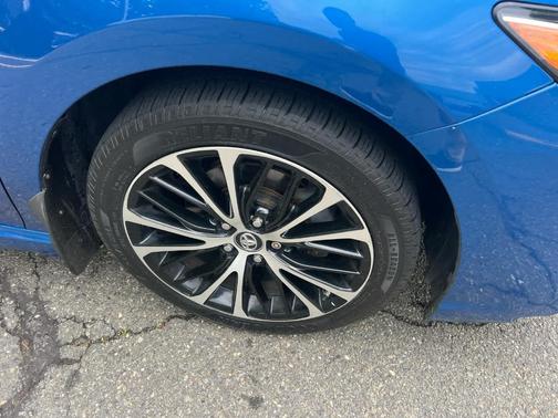Blue Streak Metallic 2019 Toyota Camry SE