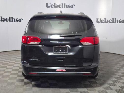 Brilliant Black Crystal Pearlcoat 2018 Chrysler Pacifica Touring-L Plus