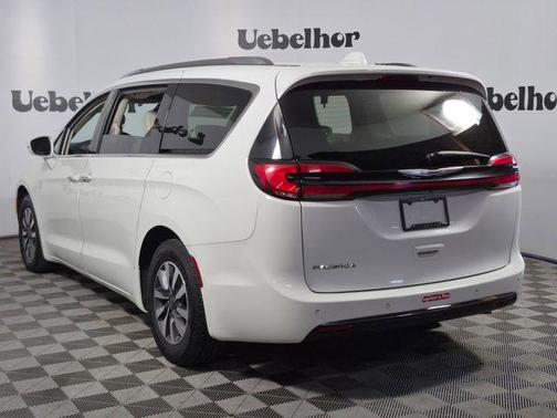 Bright White Clearcoat 2021 Chrysler Pacifica Touring L