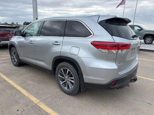 Celestial Silver Metallic 2019 Toyota Highlander SE