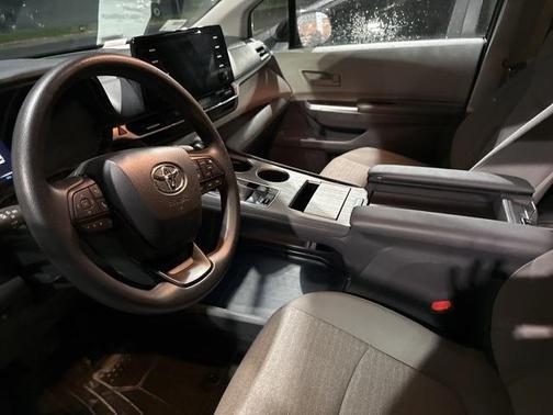 2024 Toyota Sienna LE