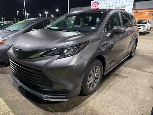 2024 Toyota Sienna LE