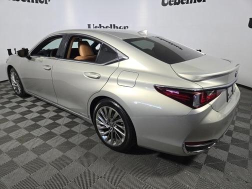 2022 Lexus ES 300h Ultra Luxury