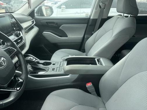 2021 Toyota Highlander LE