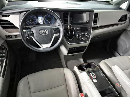 2017 Toyota Sienna XLE