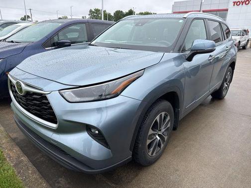 Moon Dust 2023 Toyota Highlander XLE
