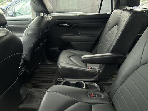 Moon Dust 2023 Toyota Highlander XLE