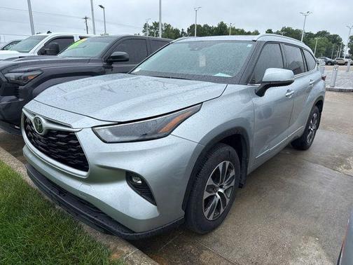 Celestial Silver Metallic 2022 Toyota Highlander XLE