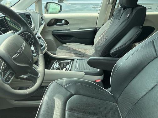 Bright White Clearcoat 2024 Chrysler Pacifica Limited