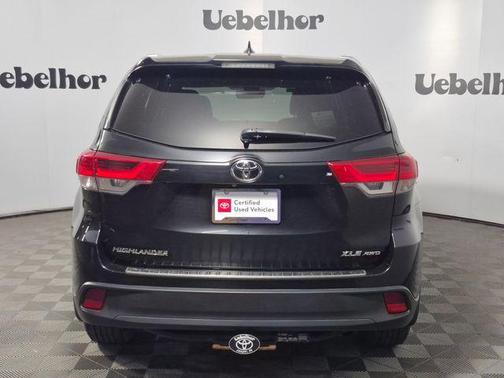 Midnight Black Metallic 2018 Toyota Highlander XLE