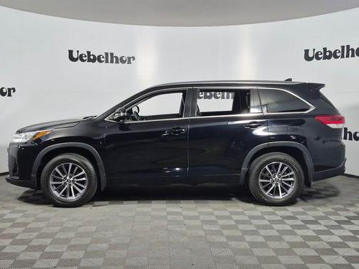 Midnight Black Metallic 2018 Toyota Highlander XLE
